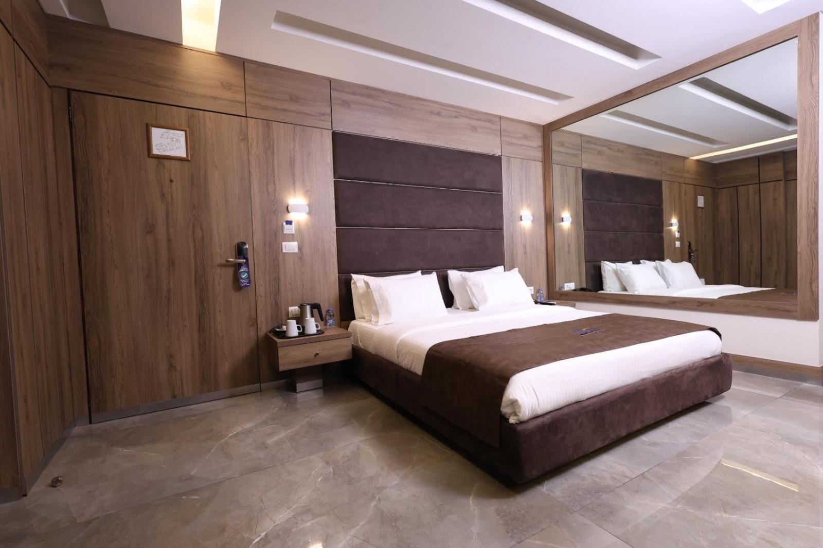 Ibiza Hotel Jounieh Buitenkant foto