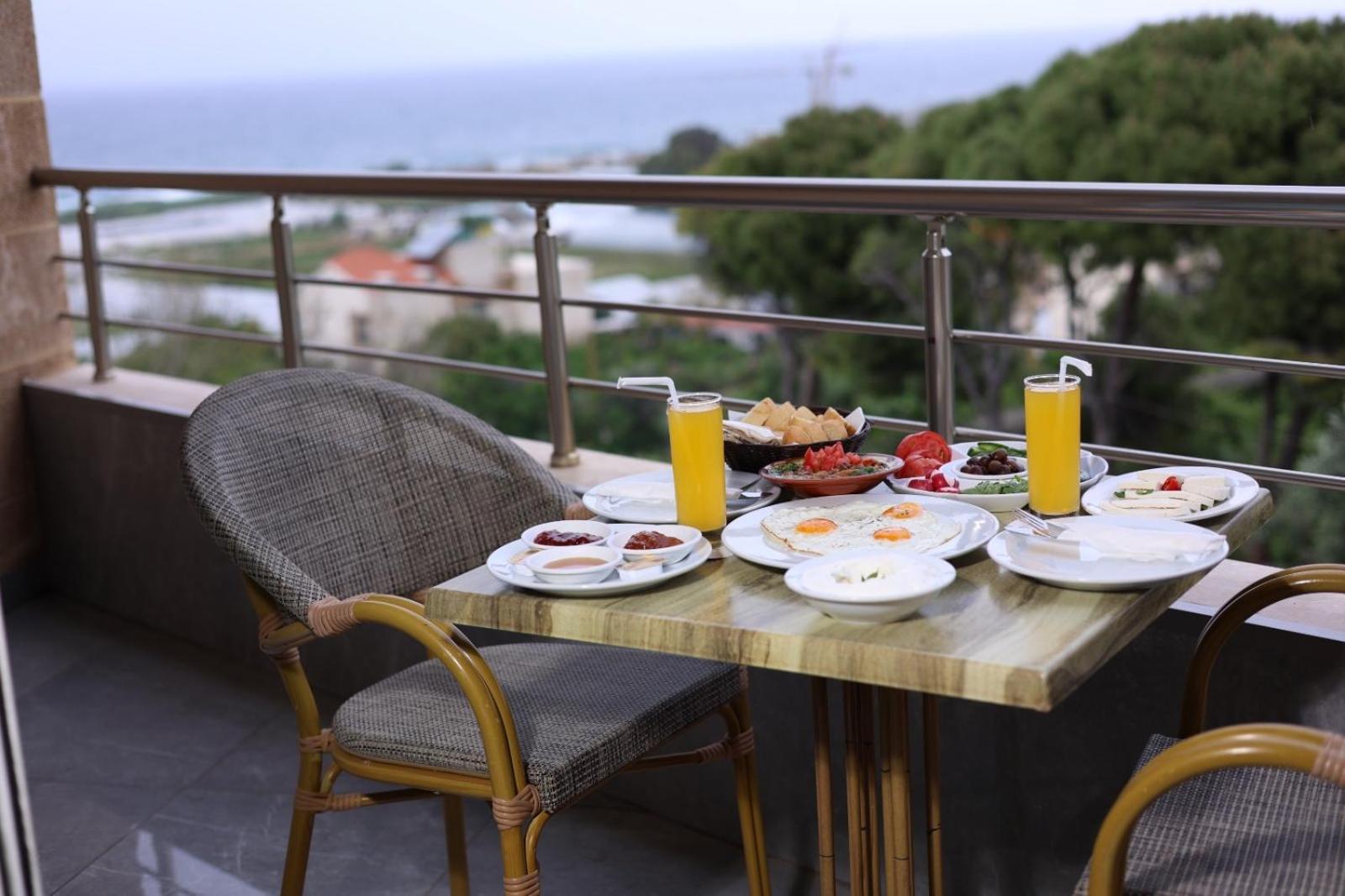 Ibiza Hotel Jounieh Buitenkant foto