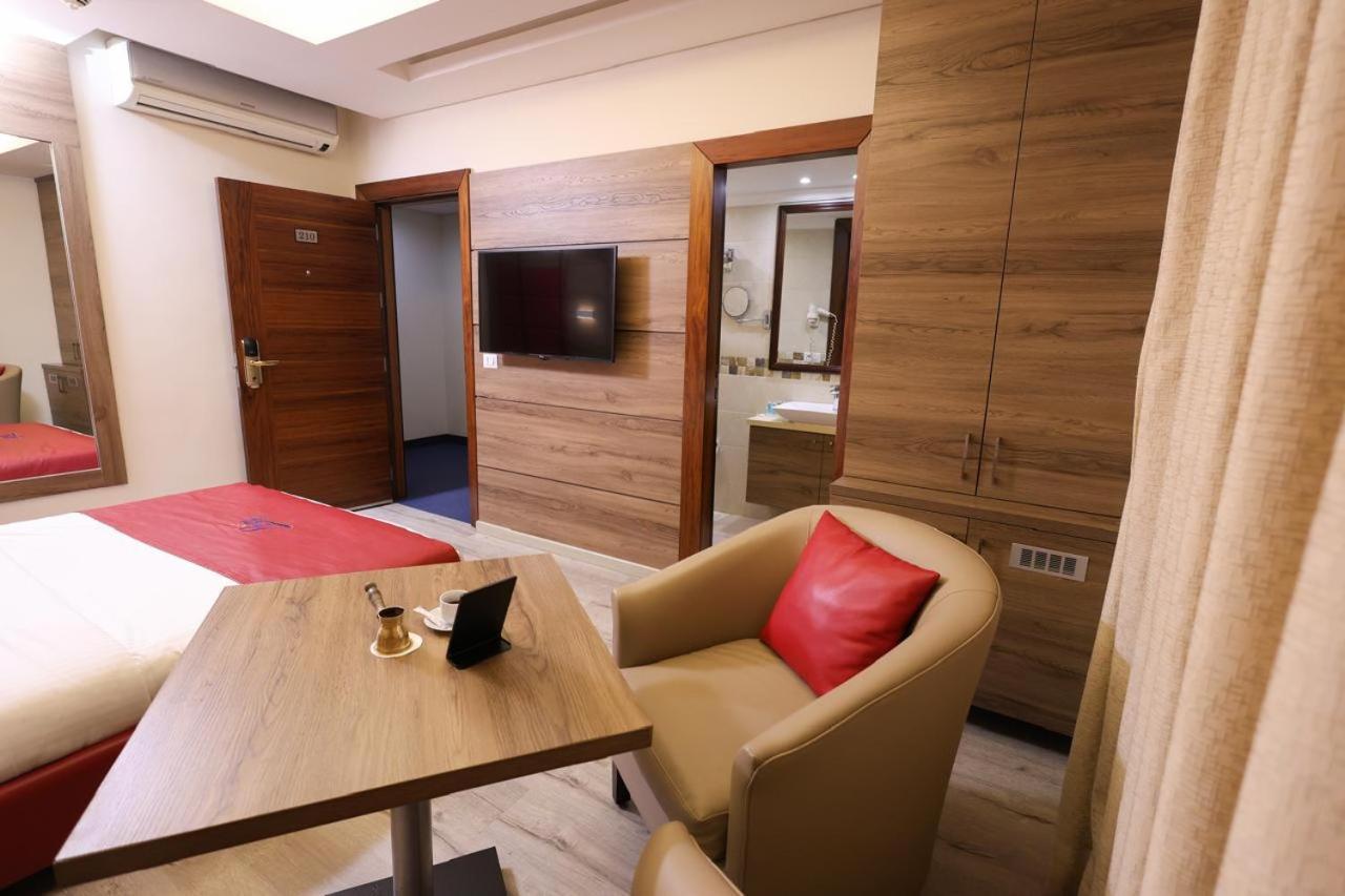 Ibiza Hotel Jounieh Buitenkant foto